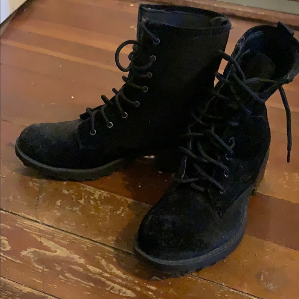 Black velvet combat boots 🥾🖤